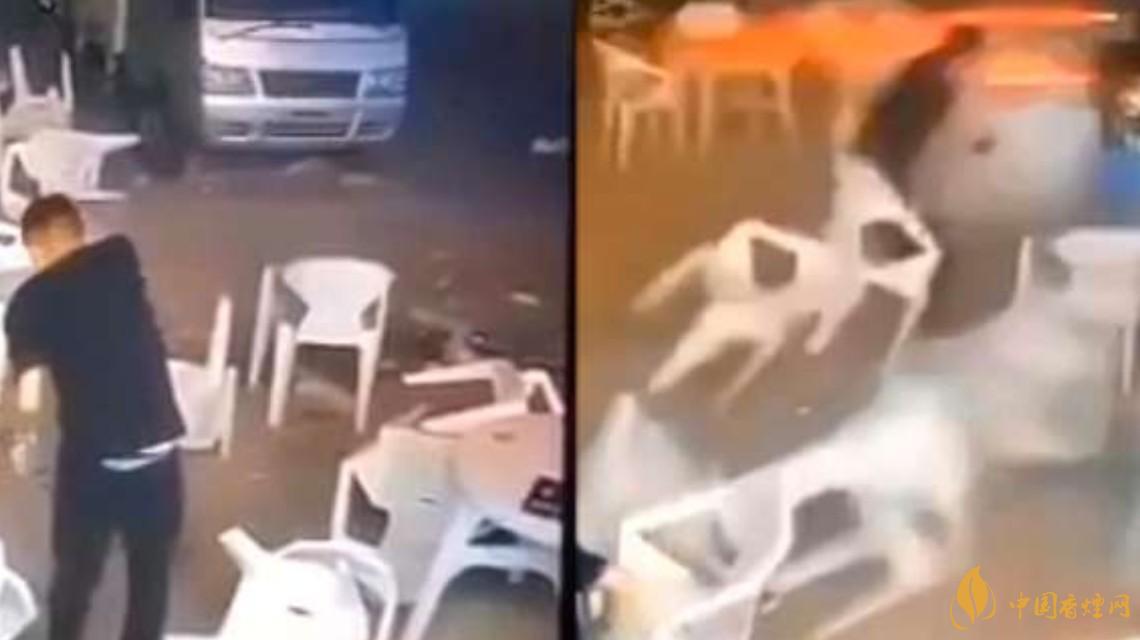 警方通報小車沖過夜市撞飛數(shù)人 這一幕太驚險了!