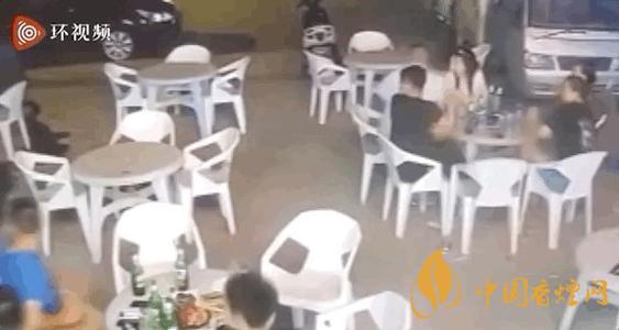 警方通報小車沖過夜市撞飛數(shù)人 這一幕太驚險了！