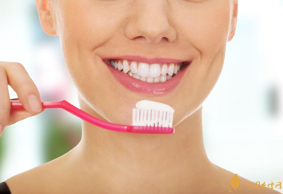 抽煙牙齒黃怎么變白，快速去除煙漬小妙招