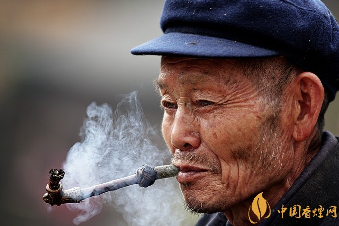 旱煙和煙卷哪個(gè)危害大，旱煙袋很有講究