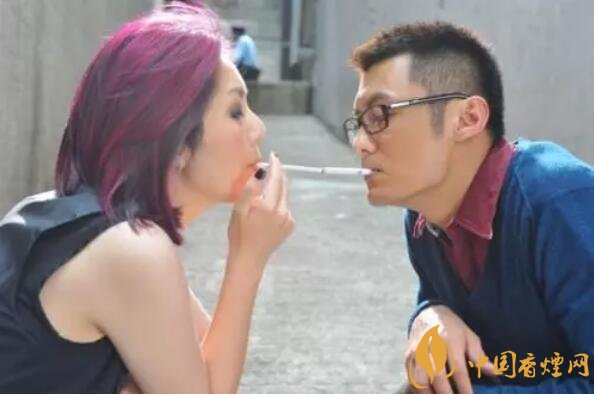 香煙夾耳朵上是怎么來的，耳夾煙是男人的專利